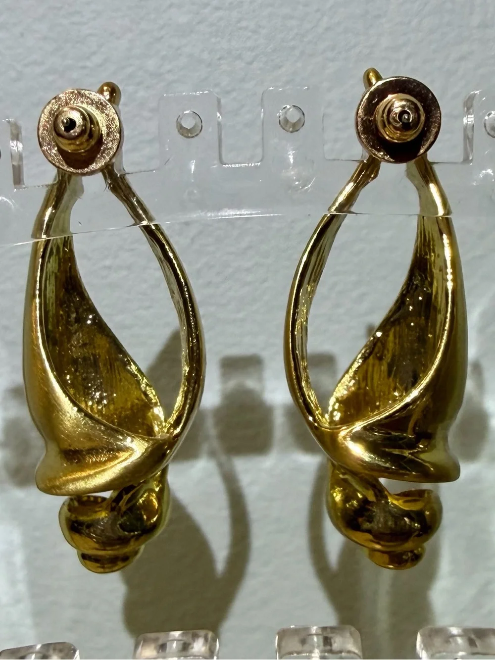 NWOT Gold Tone Sculptural Freeform Seashell Pierced Earrings